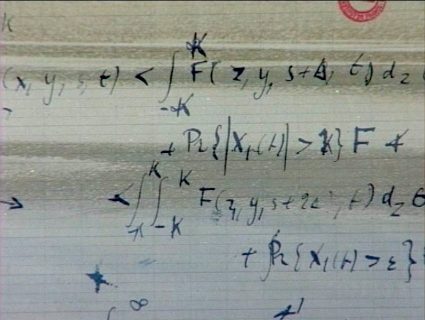 Formules mathématiques écrites à l'encre sur du papier.