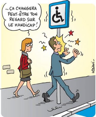 Dessin un homme se cogne dans un panneau indiquant "personne à mobilité réduite" la femme qui l'accompagne commente "ça changera peut-être ton regard sur le handicap !"