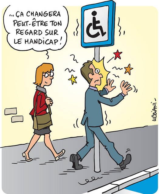 Dessin un homme se cogne dans un panneau indiquant "personne à mobilité réduite" la femme qui l'accompagne commente "ça changera peut-être ton regard sur le handicap !"