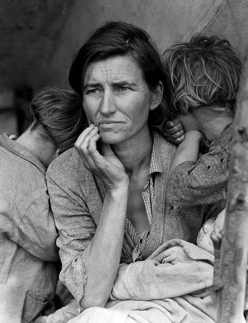 Portrait de Florence Owens Thompson avec plusieurs de ses enfants