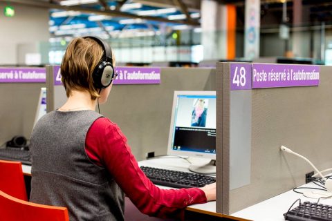 Personne dans une cabine de l'espace autoformation de la Bpi