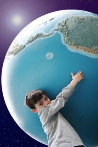 enfant tenant un globe