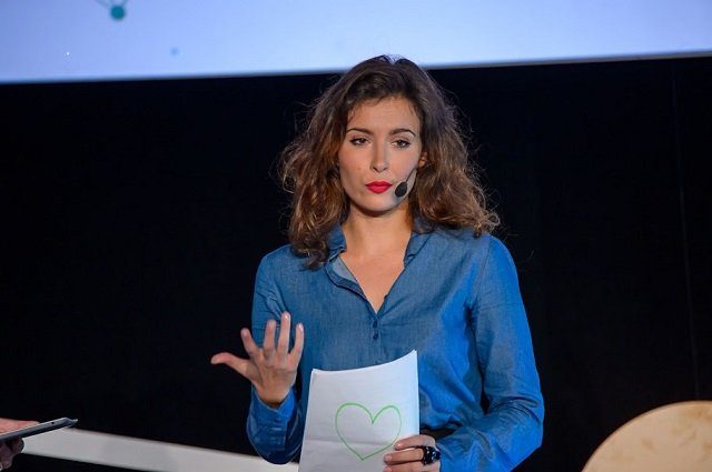 Portrait d'Emmanuelle Duez au cours d'une de ses conférences