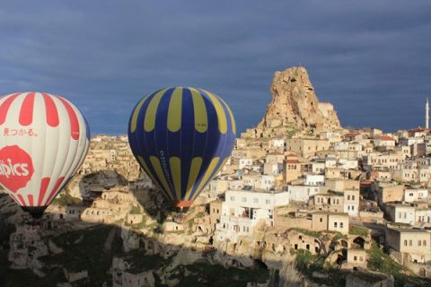 Paysage de la cappadoce avec deux montgolfières