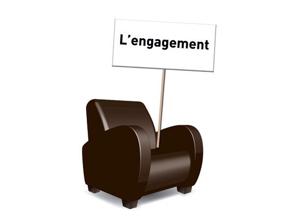 Fauteuil club avec une pancarte posée dessus "Engagement"