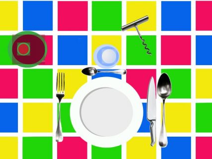 Assiette et couverts sur un fond coloré