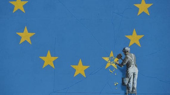 L’artiste de rue britannique Banksy enlève une étoile au drapeau européen