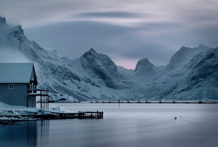 maison au bord d'un lac