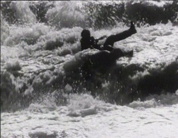 La silhouette d'un homme pris dans les rouleaux puissants de la mer.