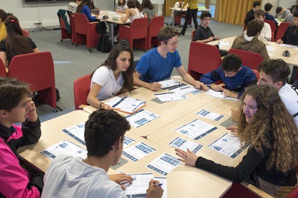 Lycéens autour d 'une table en train de travailler