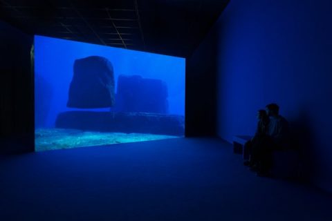 Angelika Markul, Zone Yonaguni, 2016. Installation vidéo, musique de Simon Ripoll-Hurier.