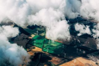 Eoliennes dans un champ