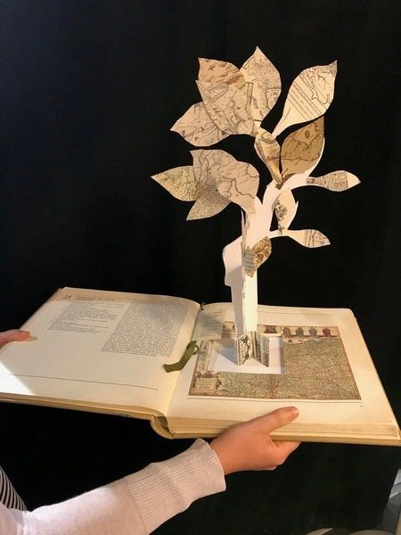 Arbre découpé et sculpté à partir de papiers et de livres récupérés