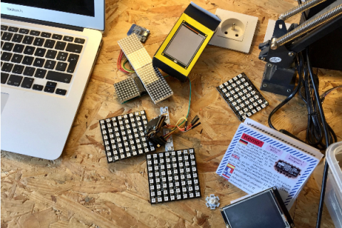 Table avec divers composants électroniques et un ordinateur portable dessus