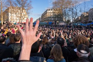 manifestation avec des mains en l'air