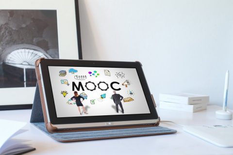 Image d'une tablette avec l'inscription mooc sur l'écran