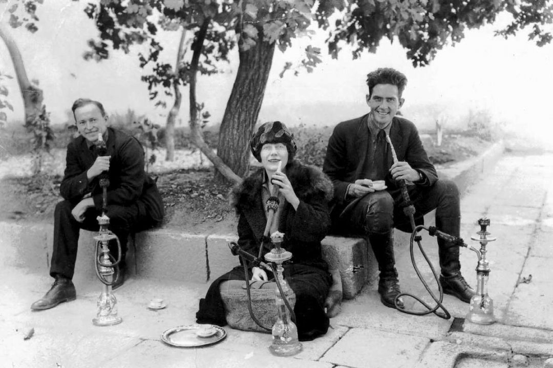 Merian C Cooper, Marguerite Harrison et Ernest B Schoedsack assis pendant le tournage de Grass