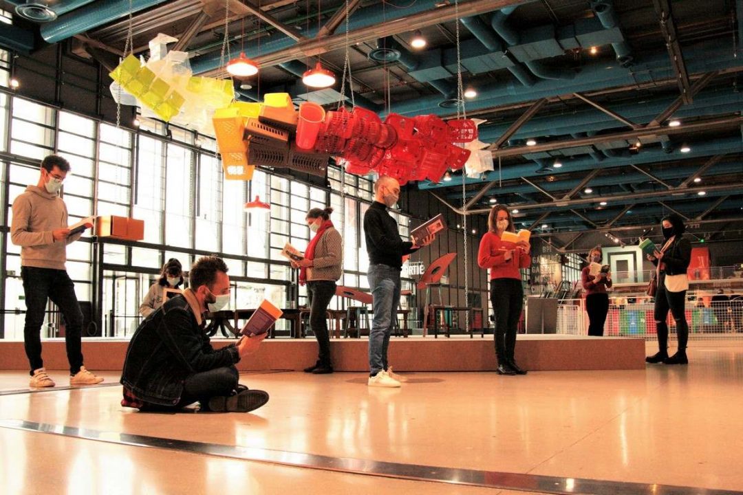 personnes lisant dans le forum du centre pompidou