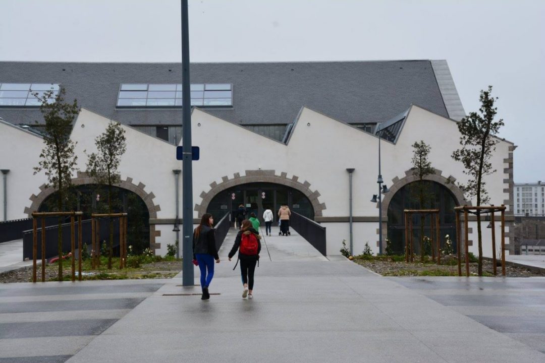 photo de la façade extérieure de la médiathèque des Capucins à Brest