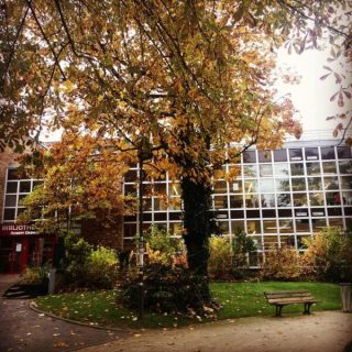 La bibliothèque Robert Desnos à Montreuil phtographiée du parc en aitomne